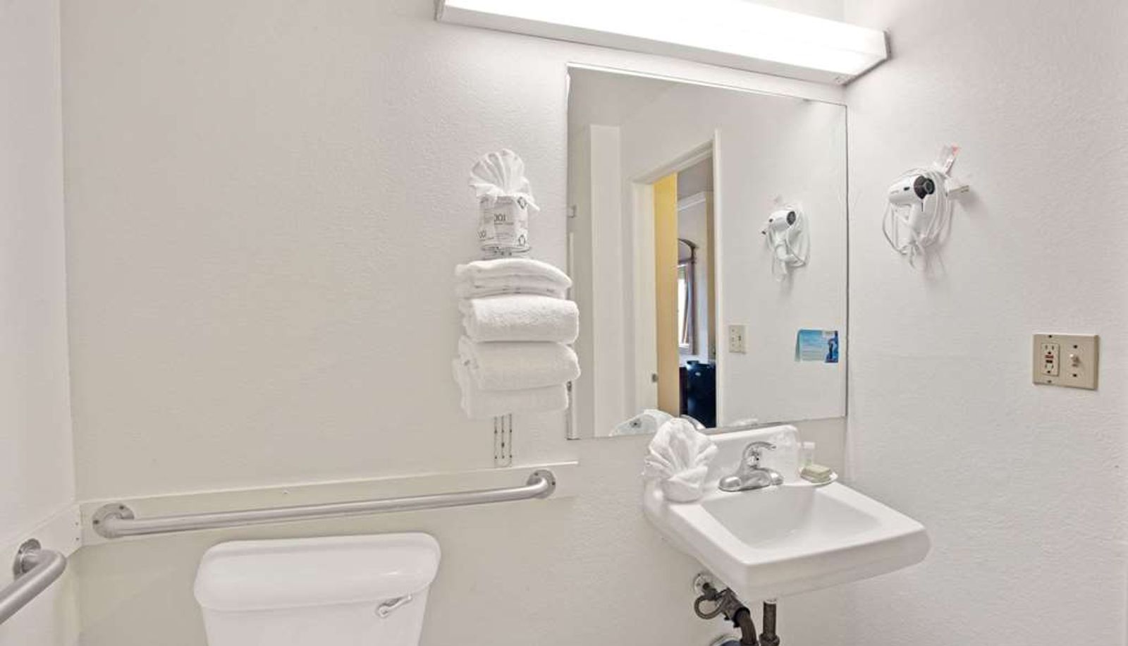 Room - Super 8 by Wyndham Hollywood/LA Area