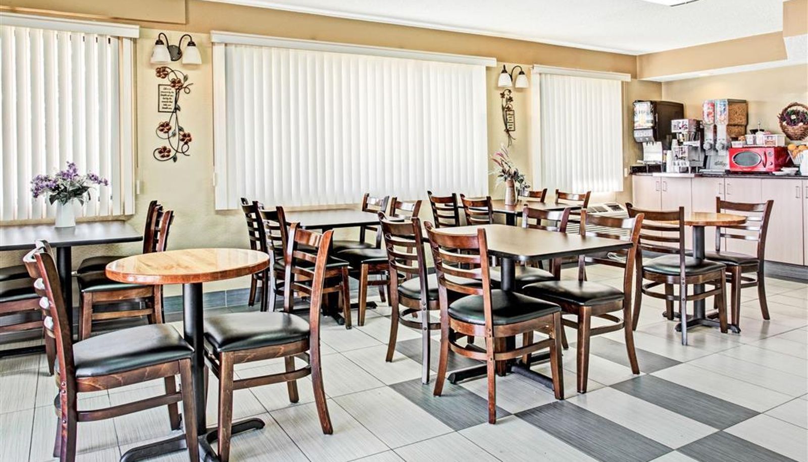 Restaurant - KNIGHTS INN AURORA