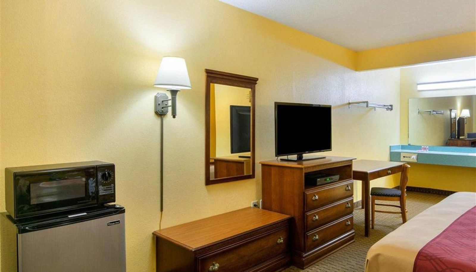 Zimmer - Econo Lodge Fredericksburg near I-95