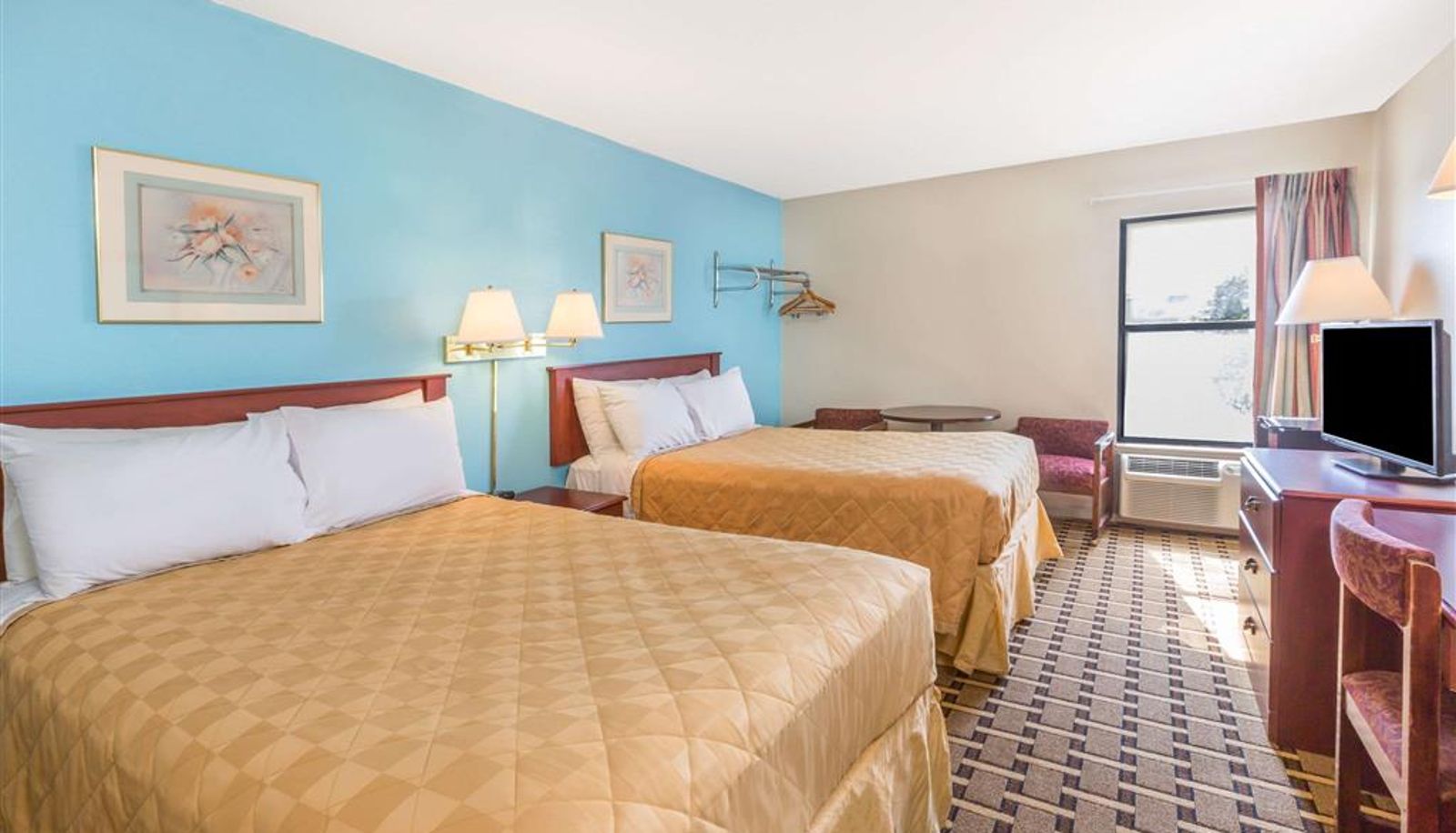 Room - Super 8 by Wyndham Knoxville Downtown Area