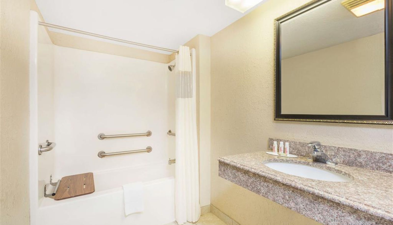 Zimmer - Super 8 by Wyndham San Antonio at I-10
