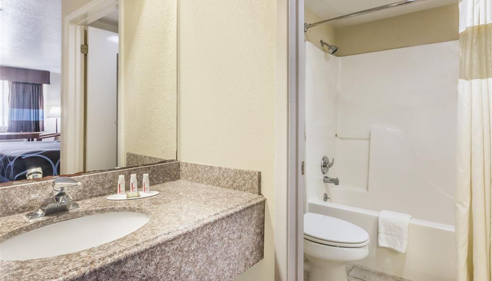 Zimmer - Super 8 by Wyndham San Antonio at I-10