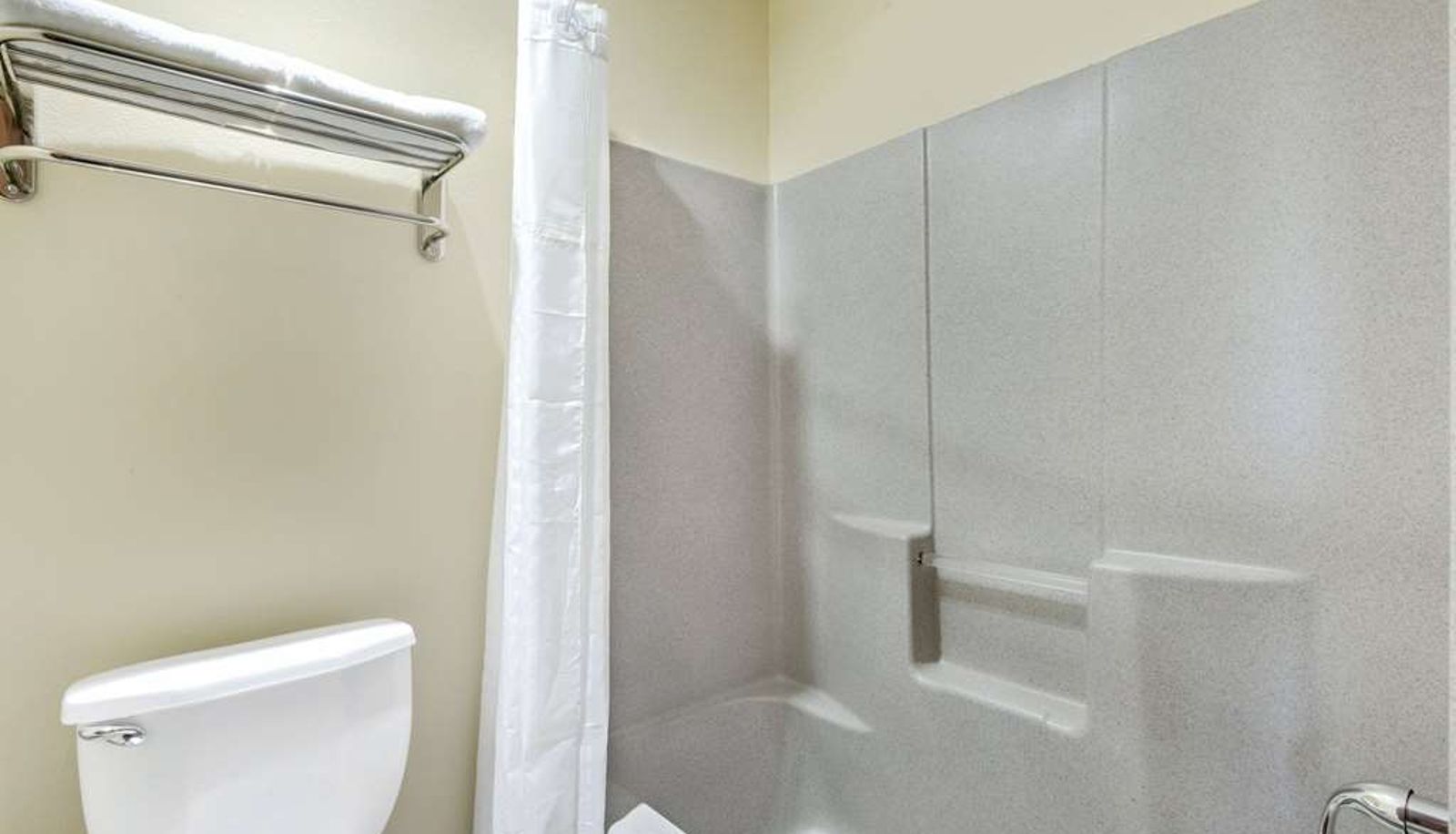Room - Super 8 by Wyndham Kansas City
