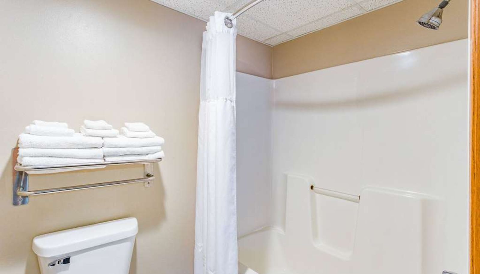 Room - AmericInn by Wyndham Des Moines Airport