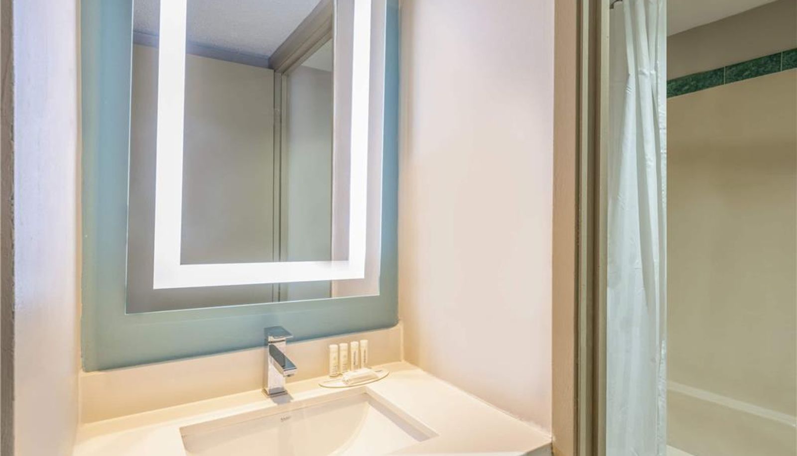 Room - Super 8 by Wyndham Toronto East ON