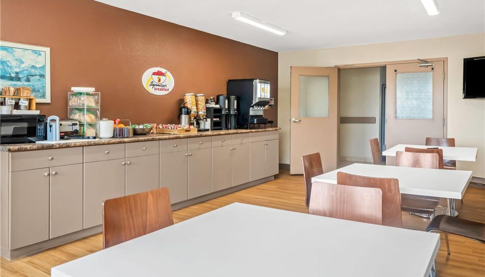 Restaurant - Super 8 by Wyndham Meadow Lake