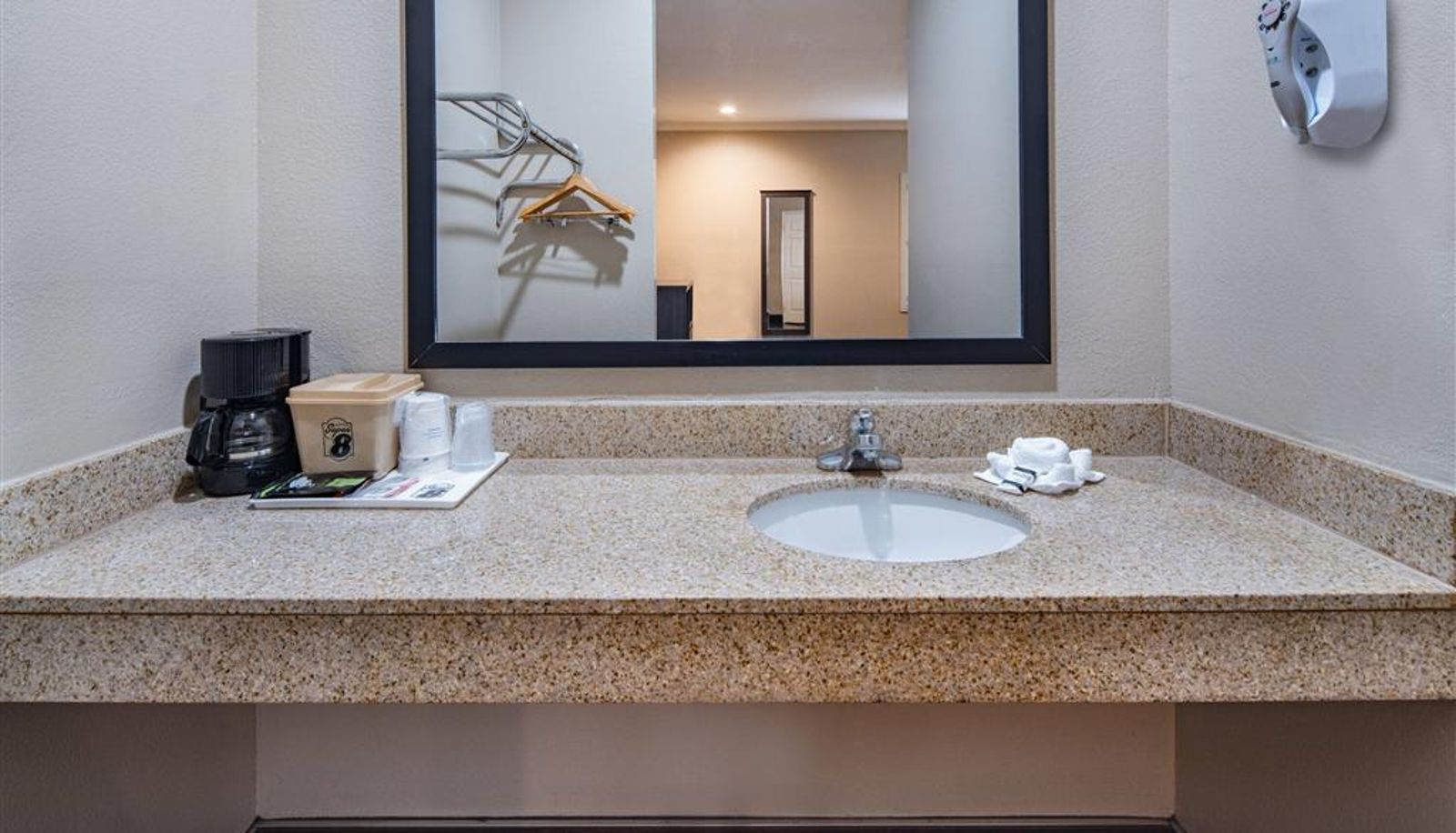 Room - Super 8 by Wyndham North Hollywood