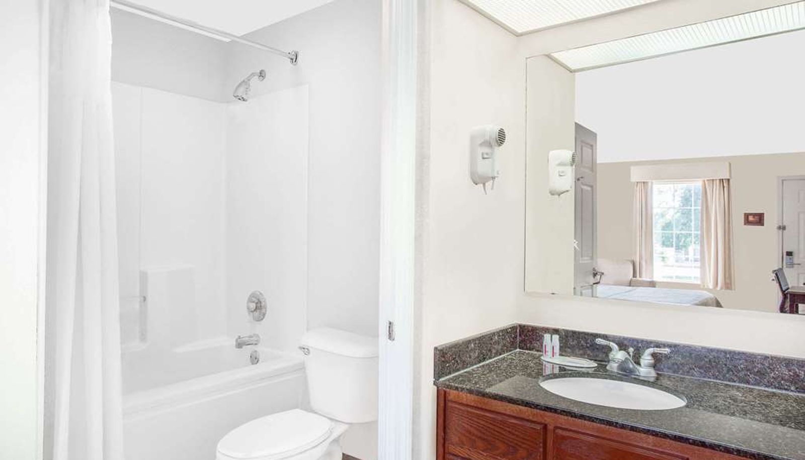 Camera - Baymont by Wyndham Roanoke Rapids
