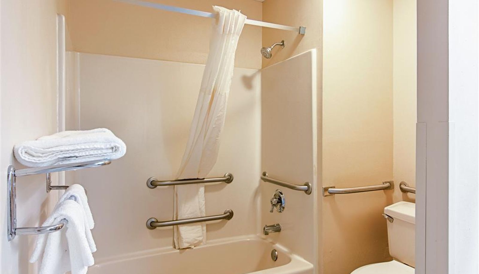 Room - Quality Inn Thomaston