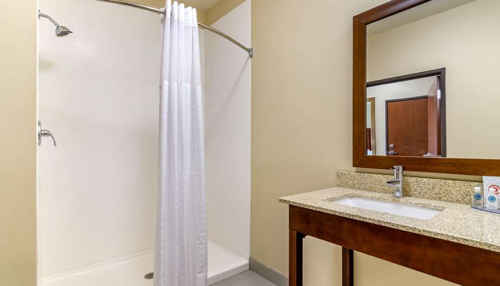 Zimmer - Comfort Inn & Suites Salina North
