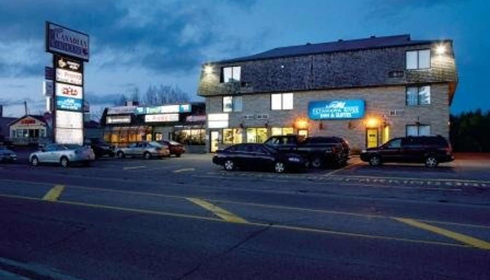 Außenansicht - Petawawa River Inn and Suites