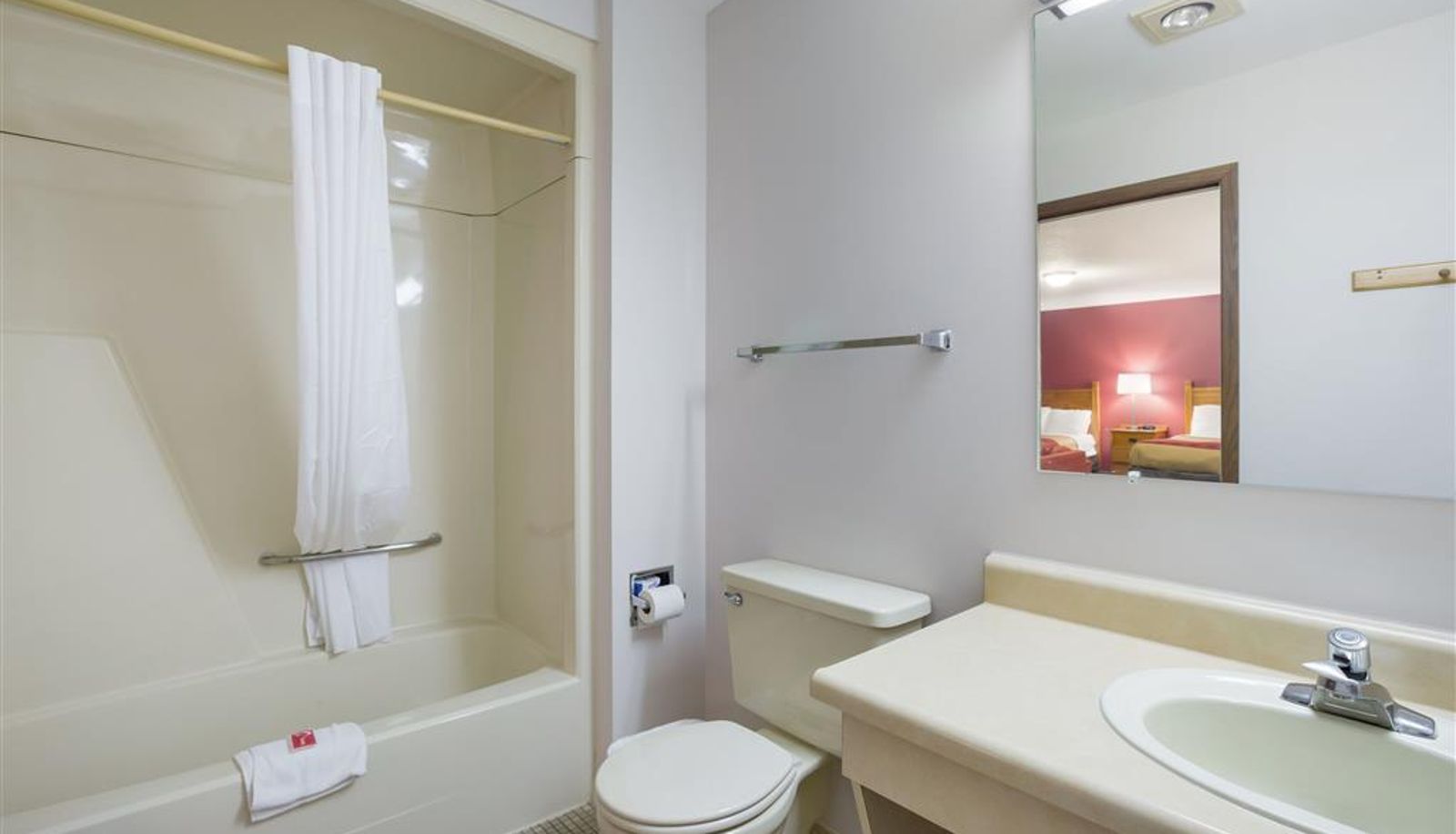Zimmer - Econo Lodge Inn & Suites Escanaba North