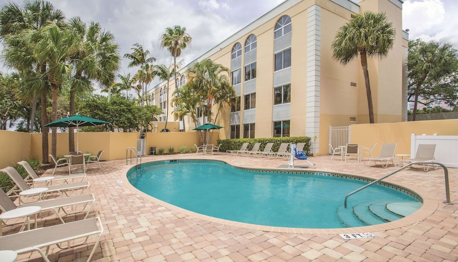 Piscine - La Quinta Inn & Suites by Wyndham Fort Lauderdale Tamarac