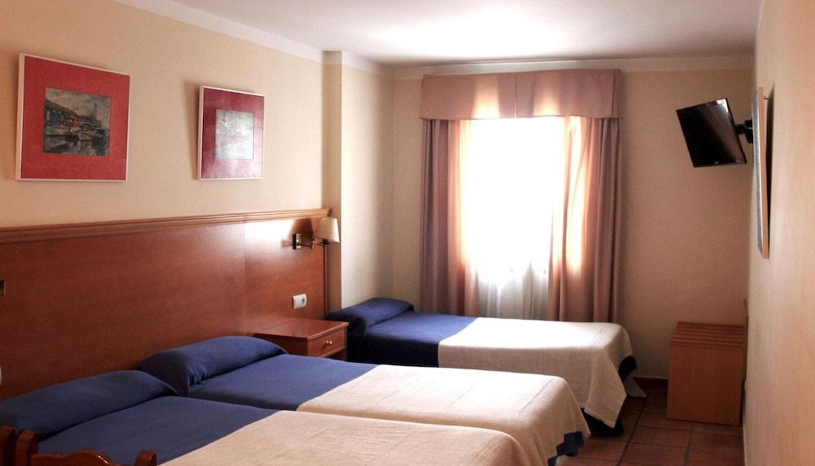 Dreibettzimmer - Hotel Doña Catalina