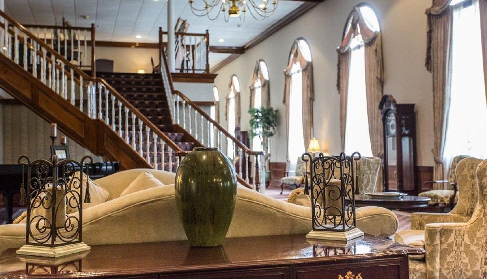 Hal - THE COLONIAL HOTEL