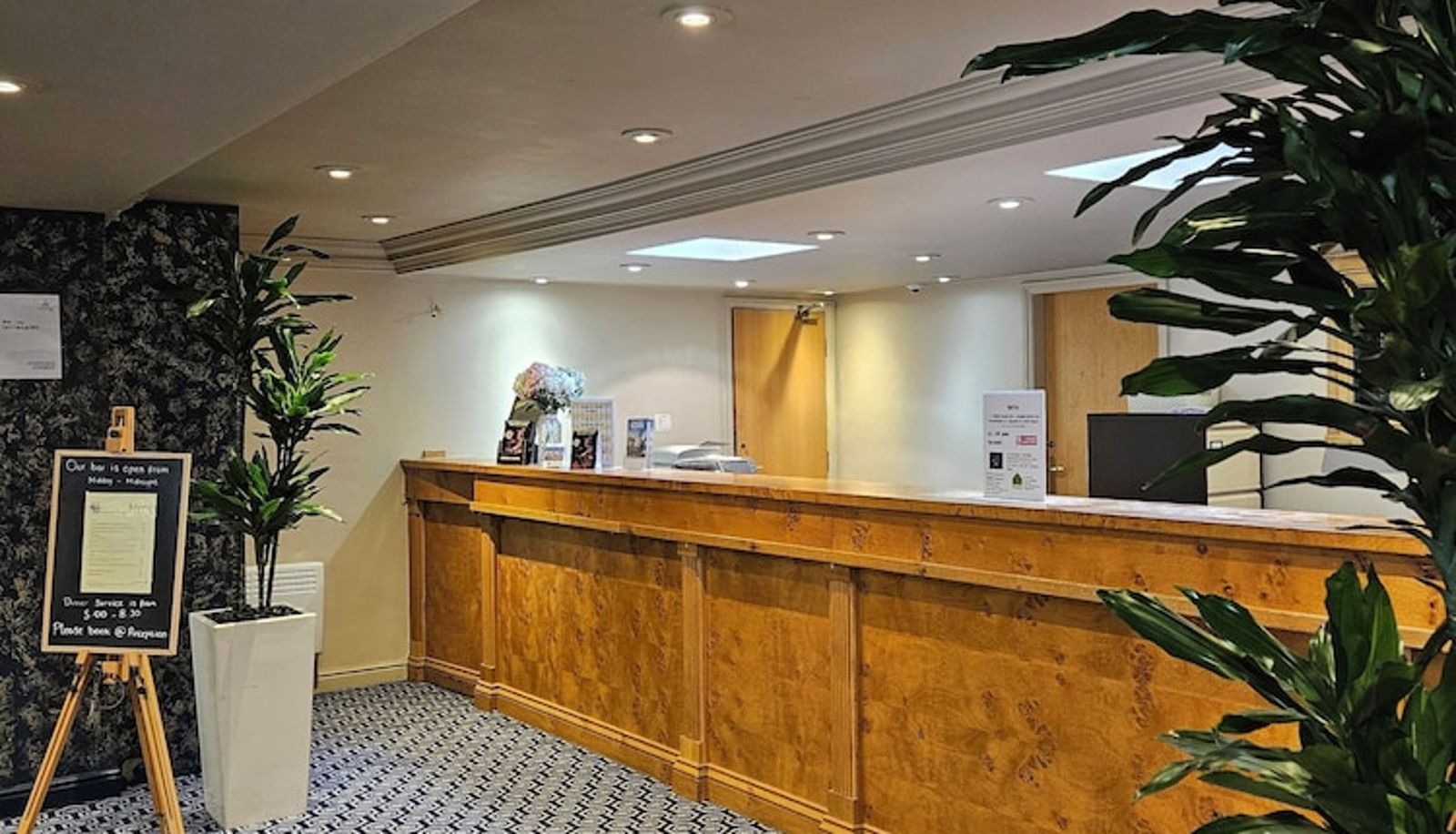 Rezeption - The Queens Hotel & Victoria Cloisters