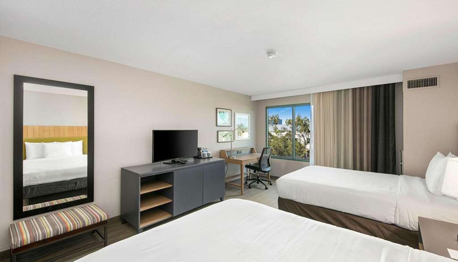 Camera - Country Inn & Suites by Radisson San Diego North CA