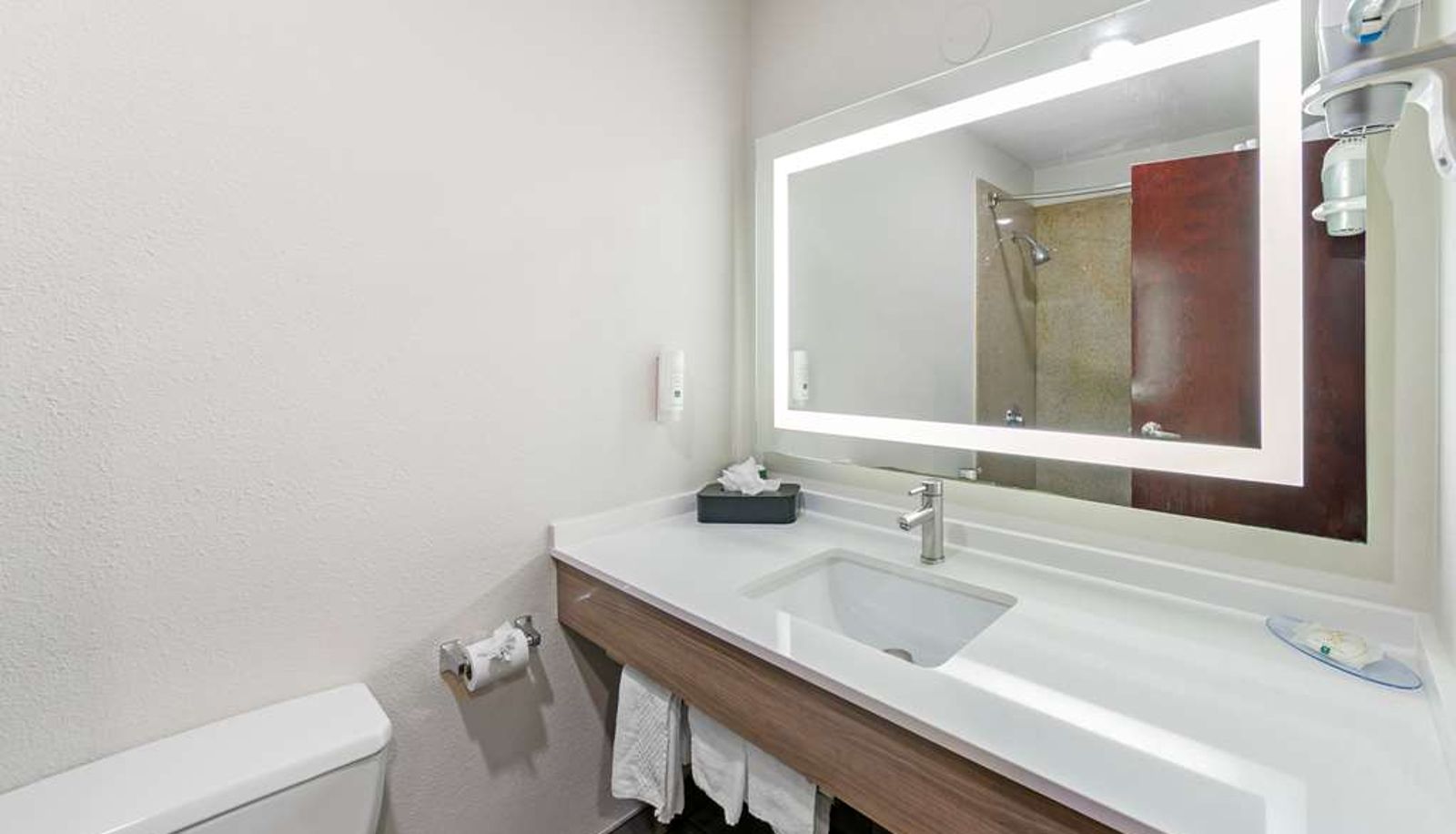 Camera - Quality Inn & Suites Sacramento Downtown Area