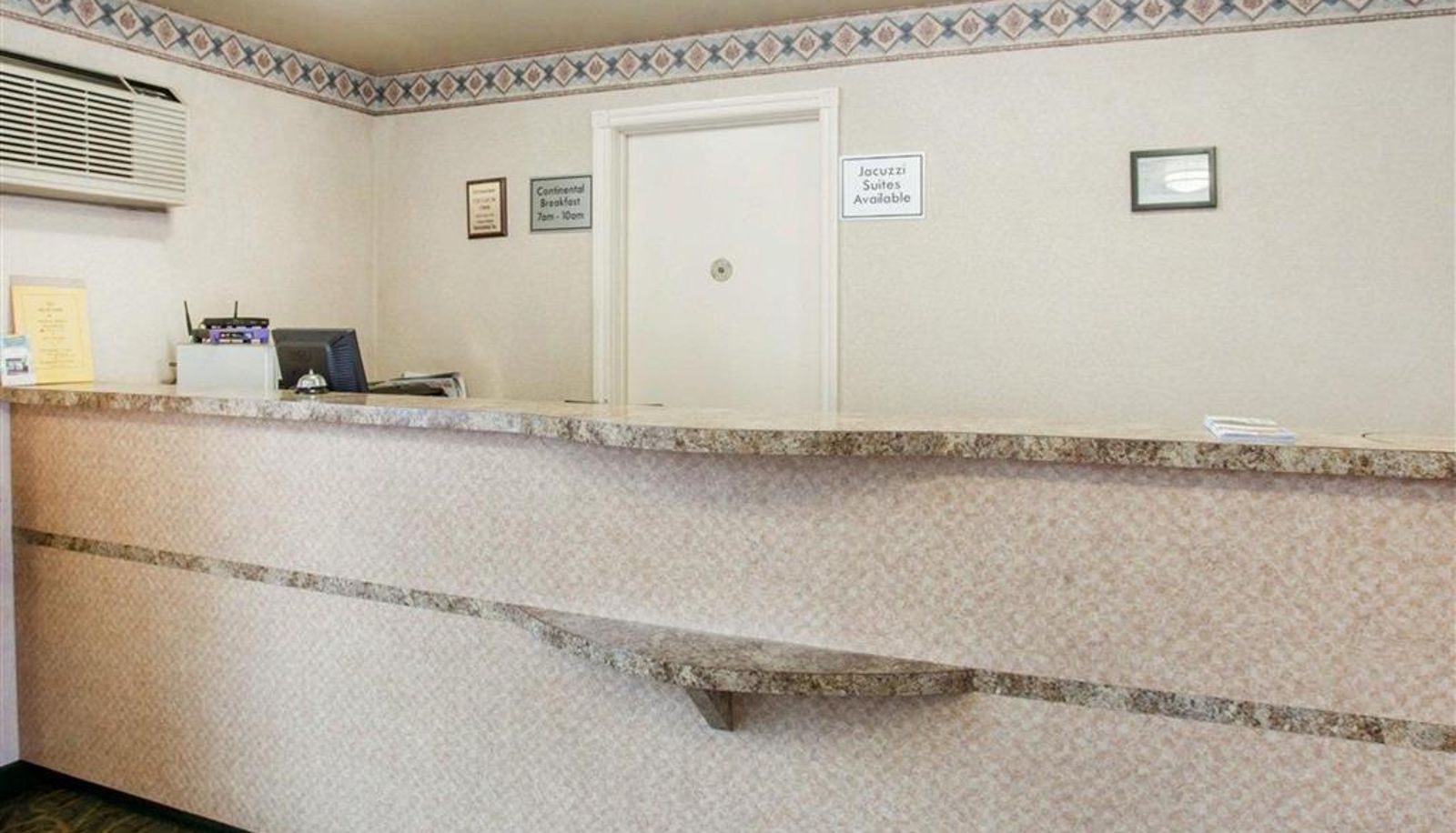 Hall - Econo Lodge Vancouver