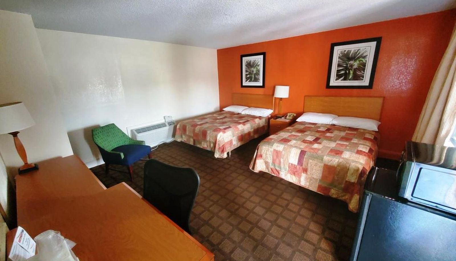 Room - Red Carpet Inn Emporia