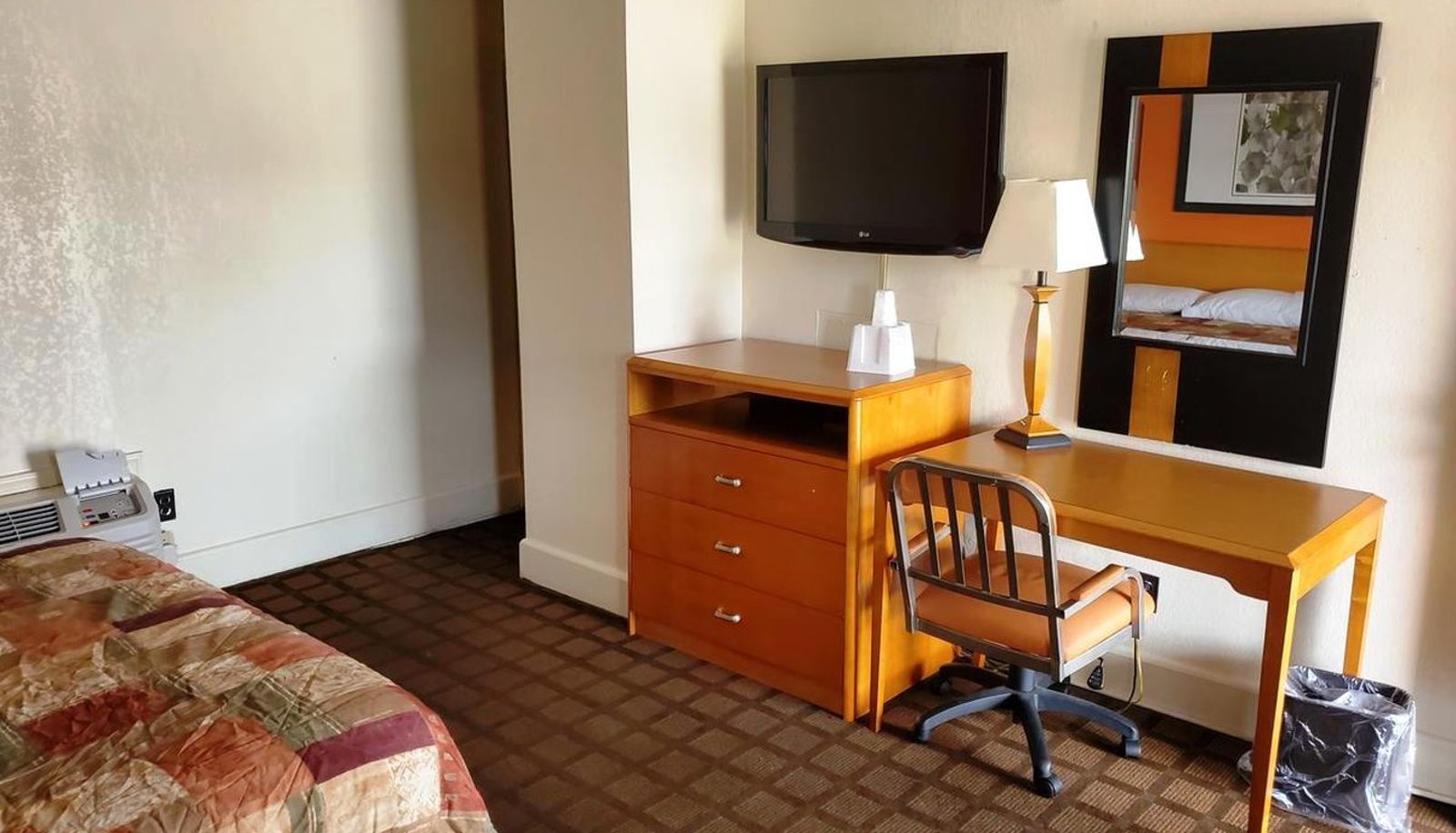 Room - Red Carpet Inn Emporia