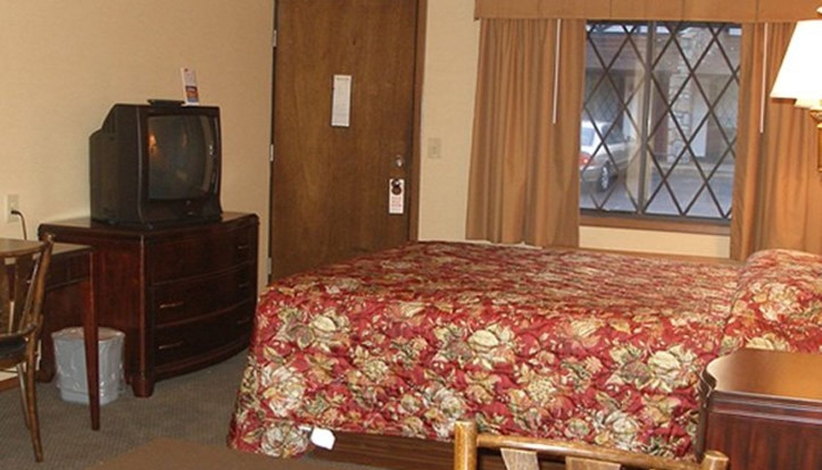 Zimmer - Red Carpet Inn Charlottesville