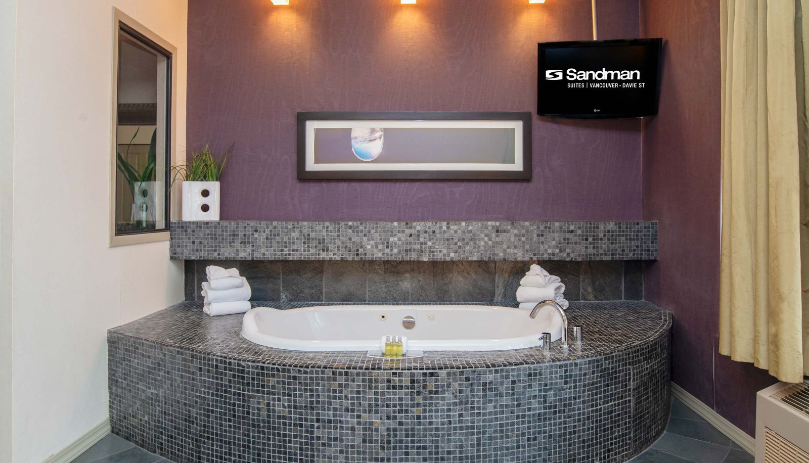 Room - Sandman Suites Vancouver Davie Street