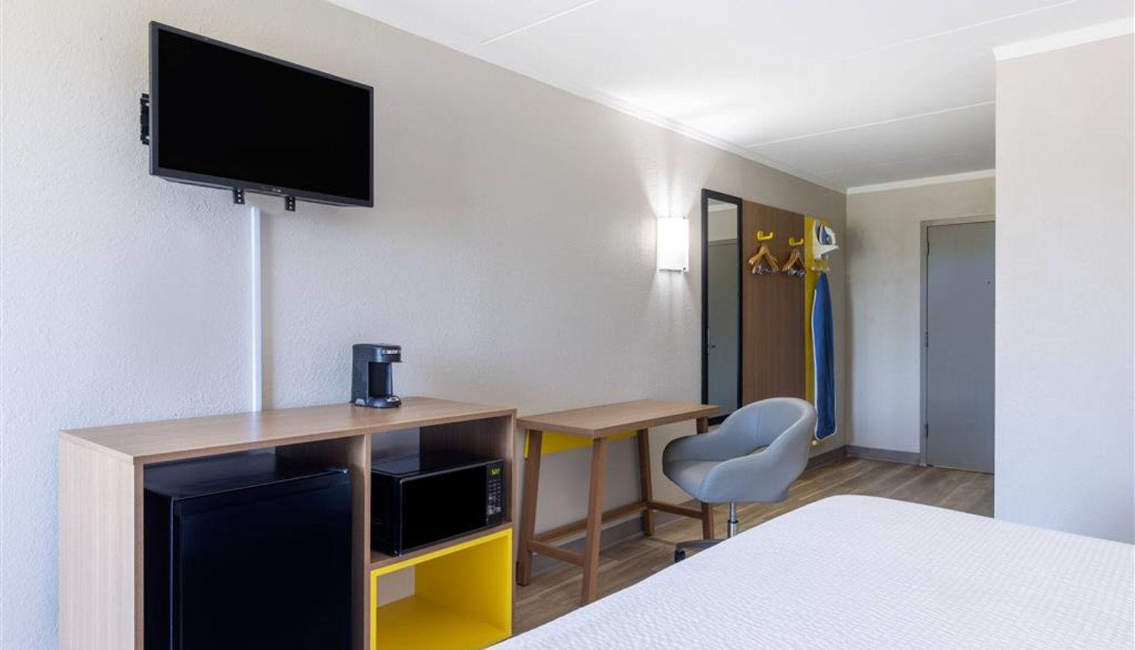Room - Days Inn & Suites by Wyndham Fort Bragg/Cross Creek Mall