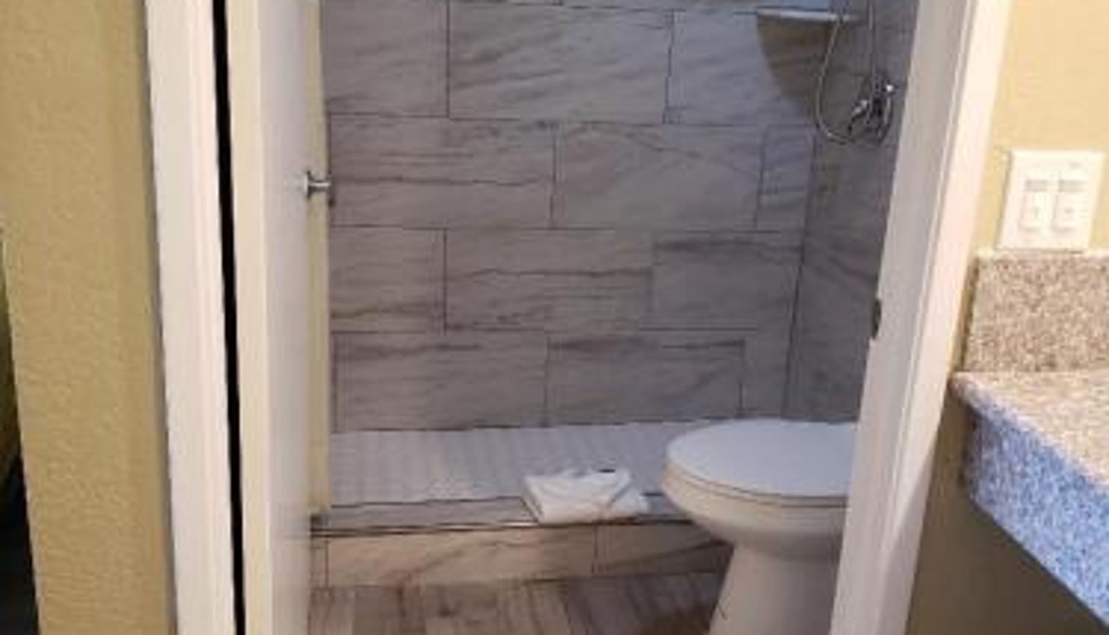 Badezimmer - University Inn Fresno