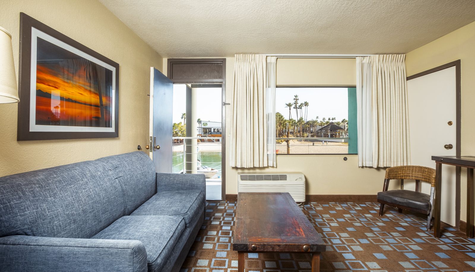 Zimmer - The Nautical Beachfront Resort