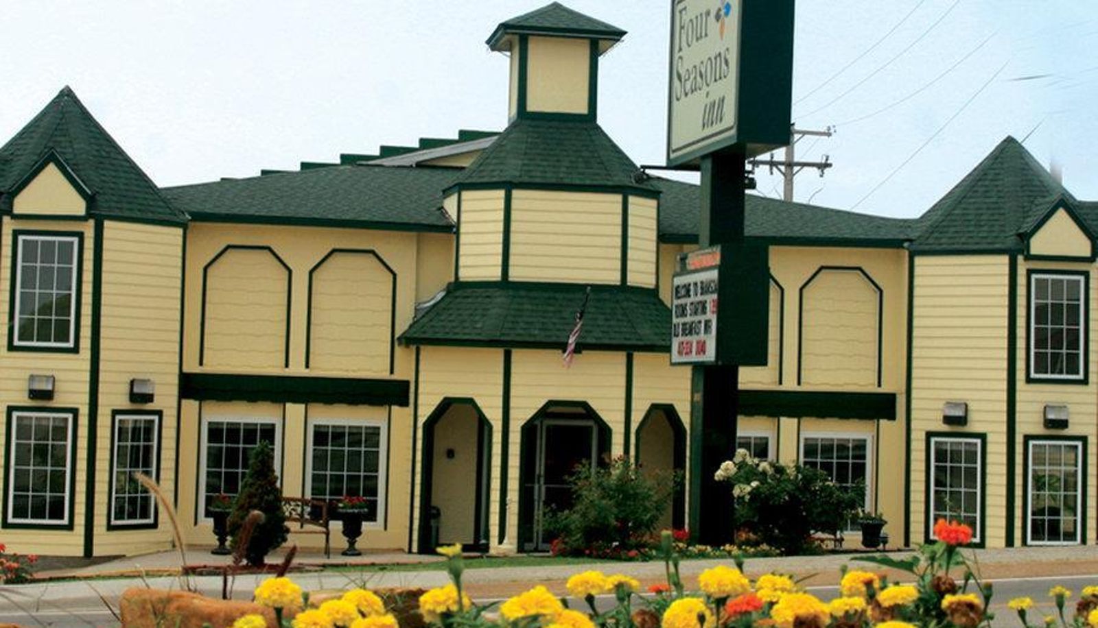 Außenansicht - FOUR SEASONS INN