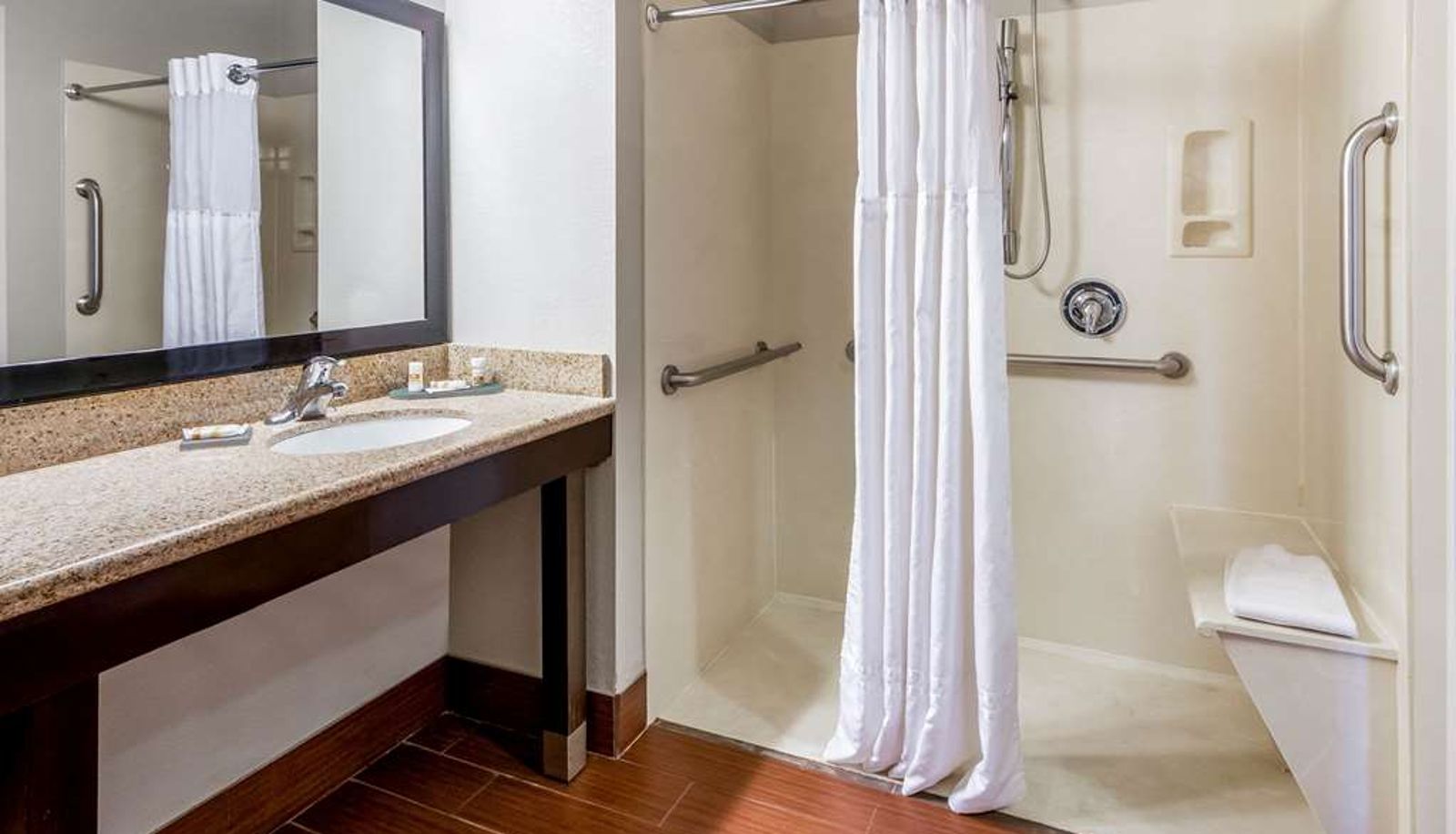 Camera - La Quinta Inn & Suites by Wyndham Roswell