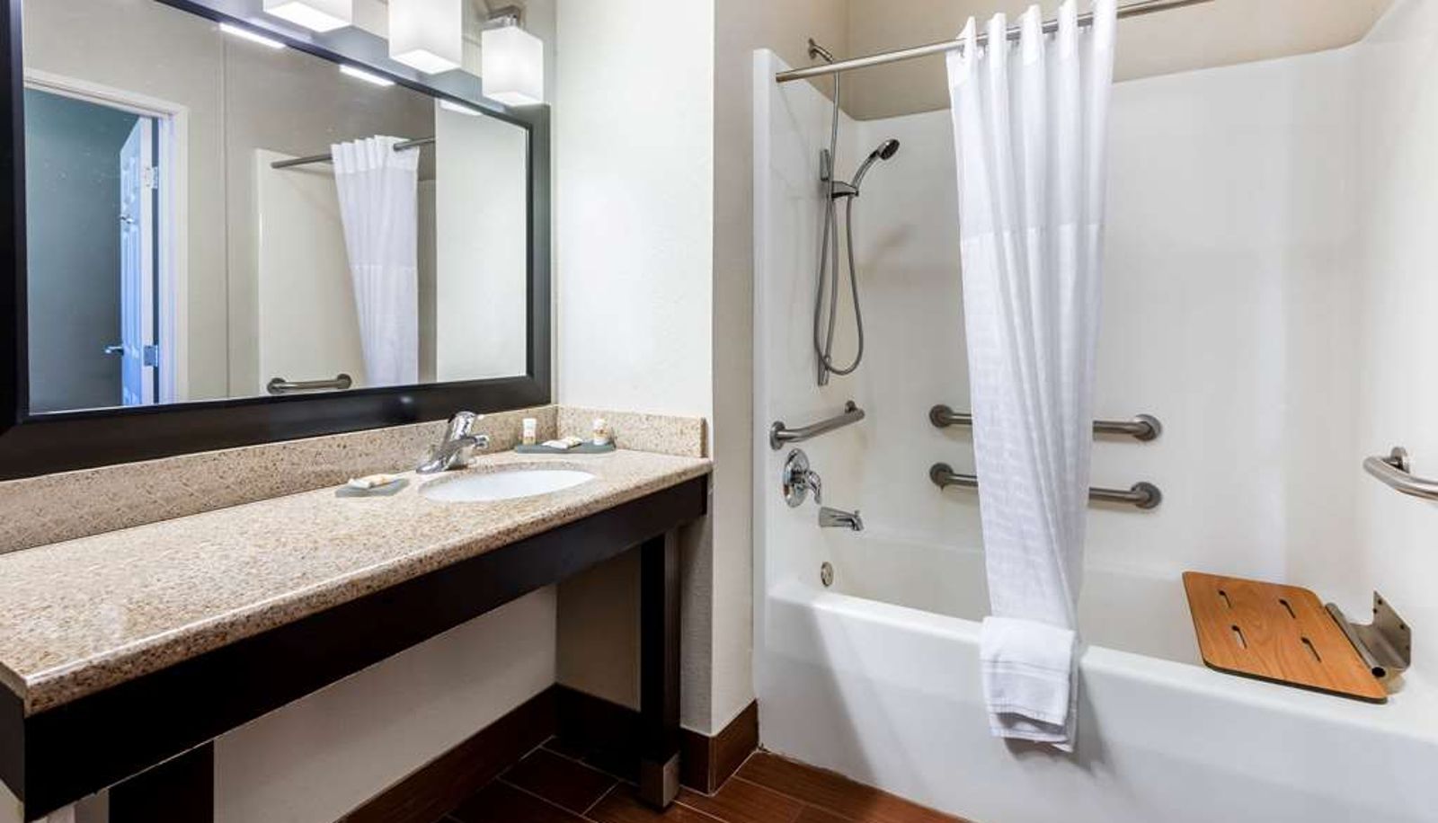 Camera - La Quinta Inn & Suites by Wyndham Roswell
