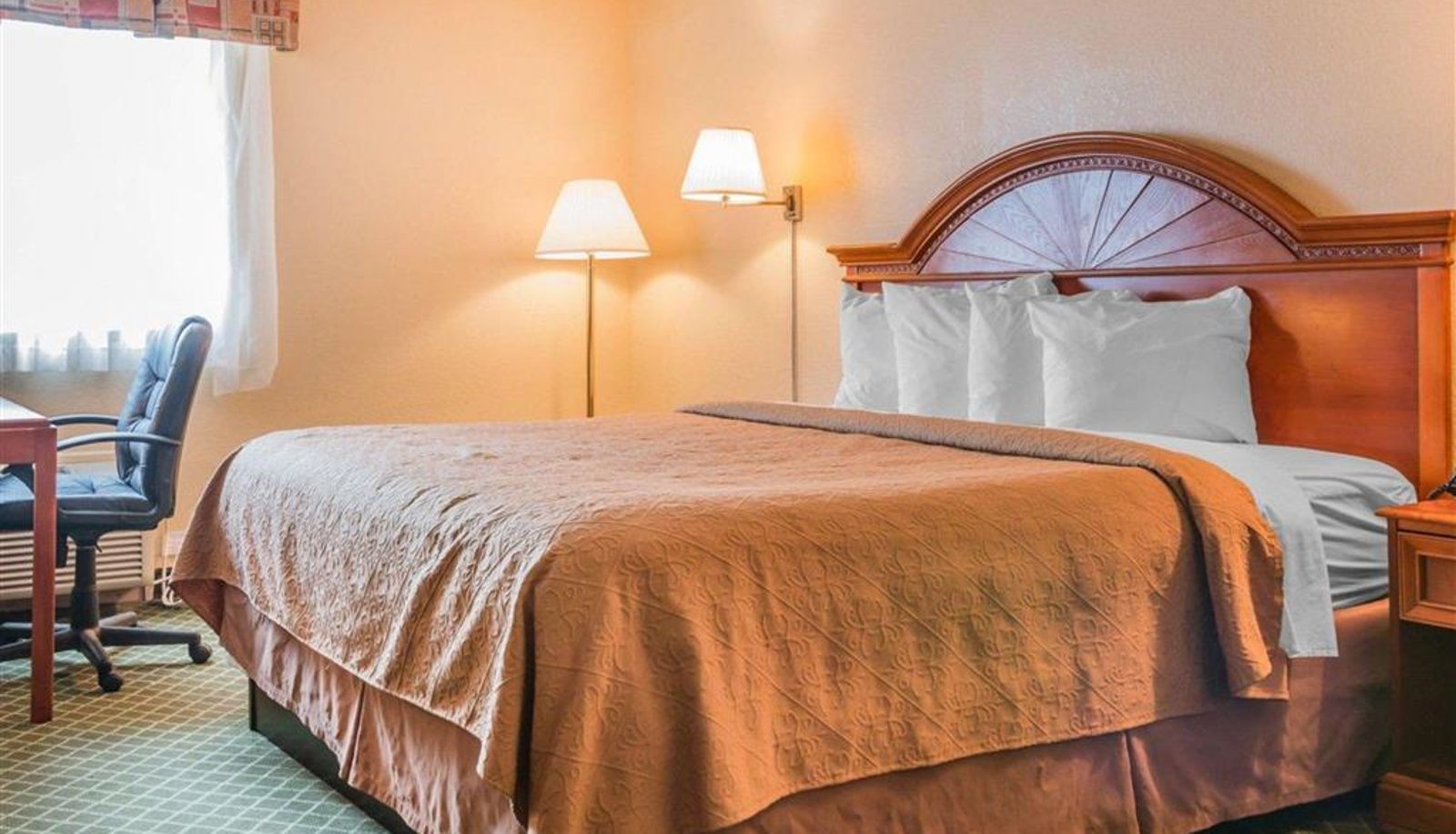 Room - Quality Inn & Suites Detroit Metro Airport