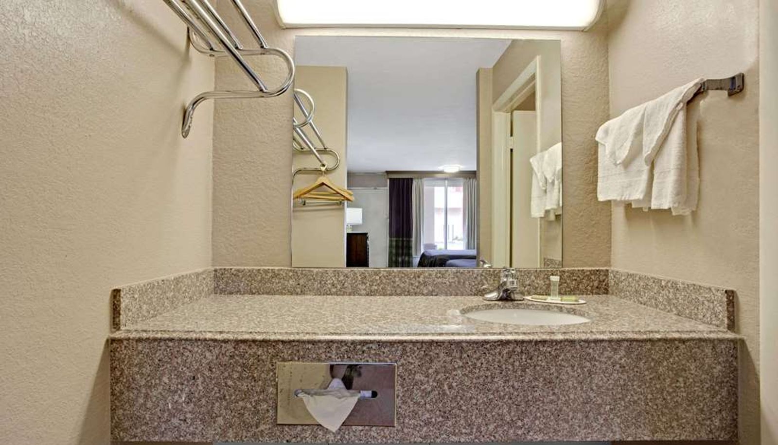 Room - Super 8 by Wyndham Oklahoma/Frontier City