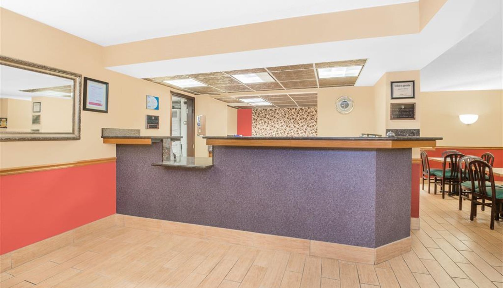 Lobby - Super 8 by Wyndham Marshalltown