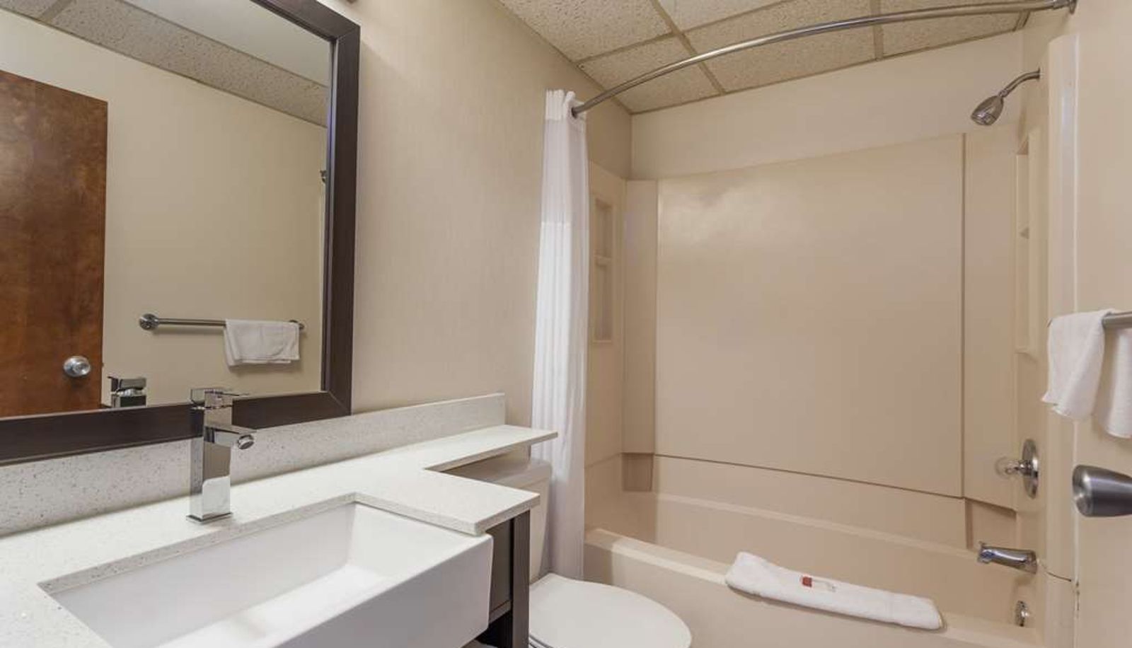 Camera - Days Inn & Suites by Wyndham Lancaster Amish Country