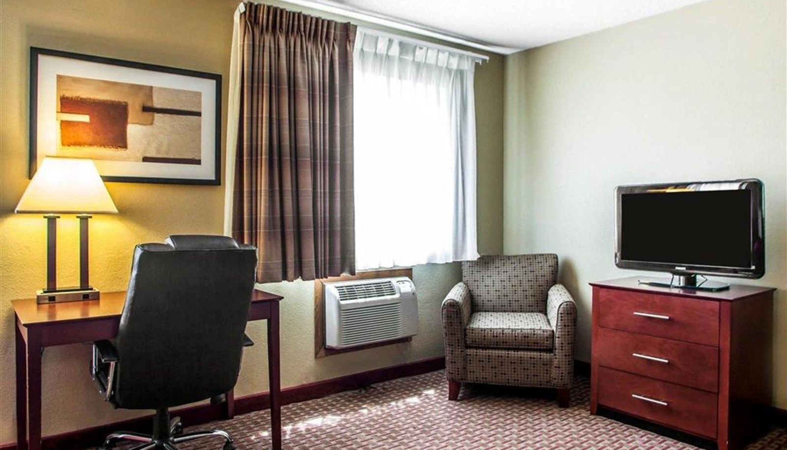 Room - Quality Inn & Suites Davenport near I-80