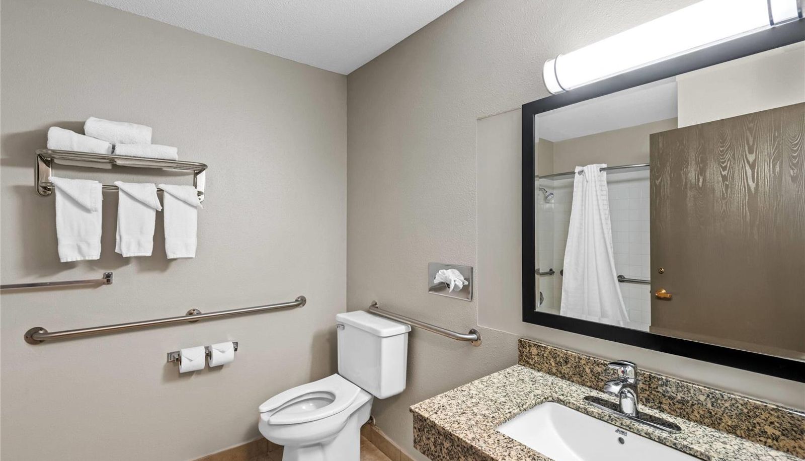 Room - Days Inn & Suites by Wyndham Des Moines Airport