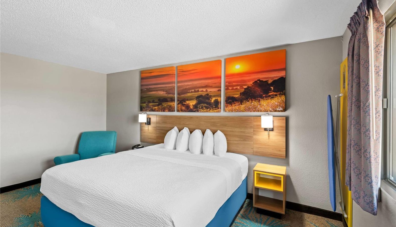Room - Days Inn & Suites by Wyndham Des Moines Airport