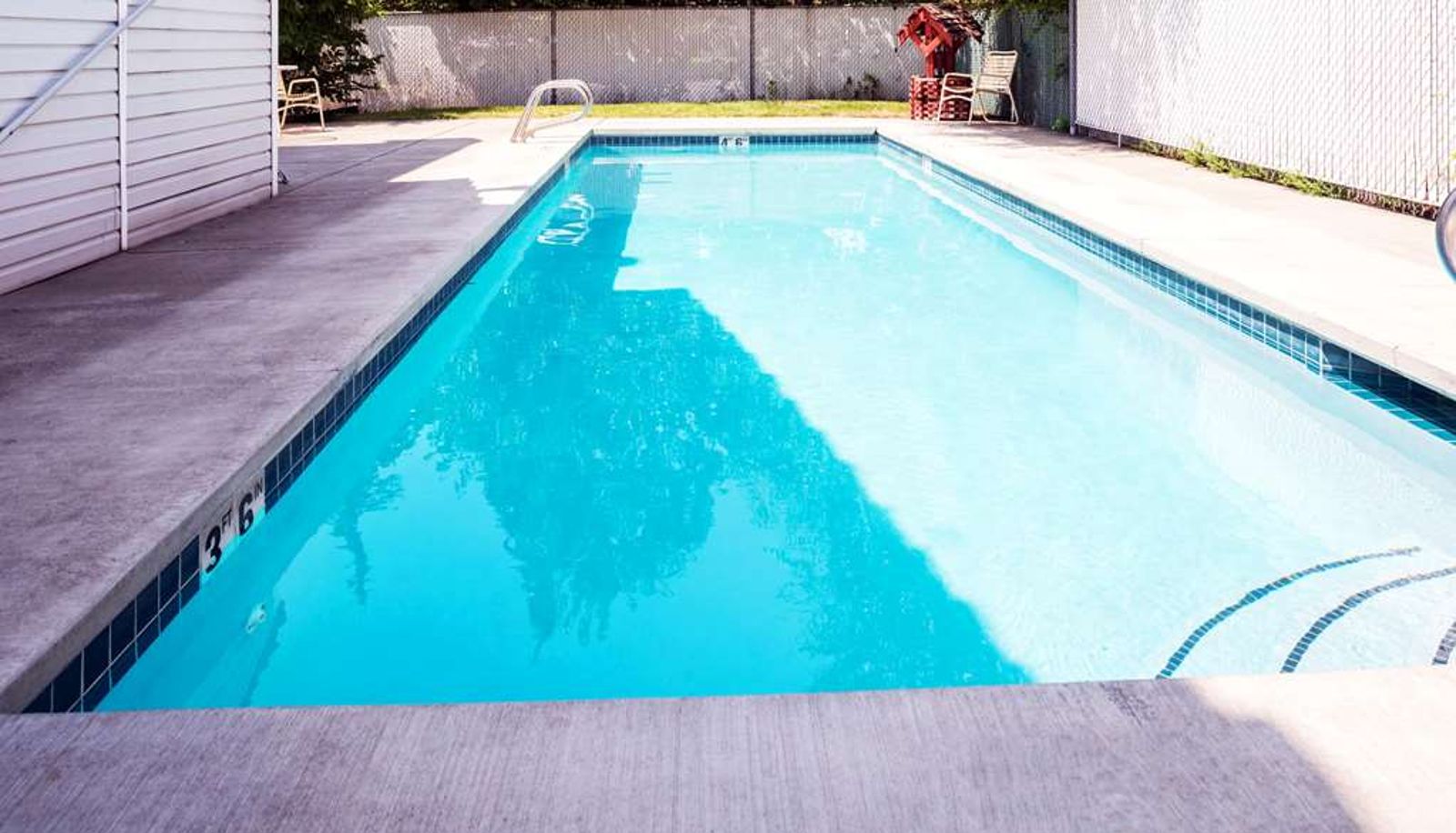 Pool - Howard Johnson by Wyndham Spokane North