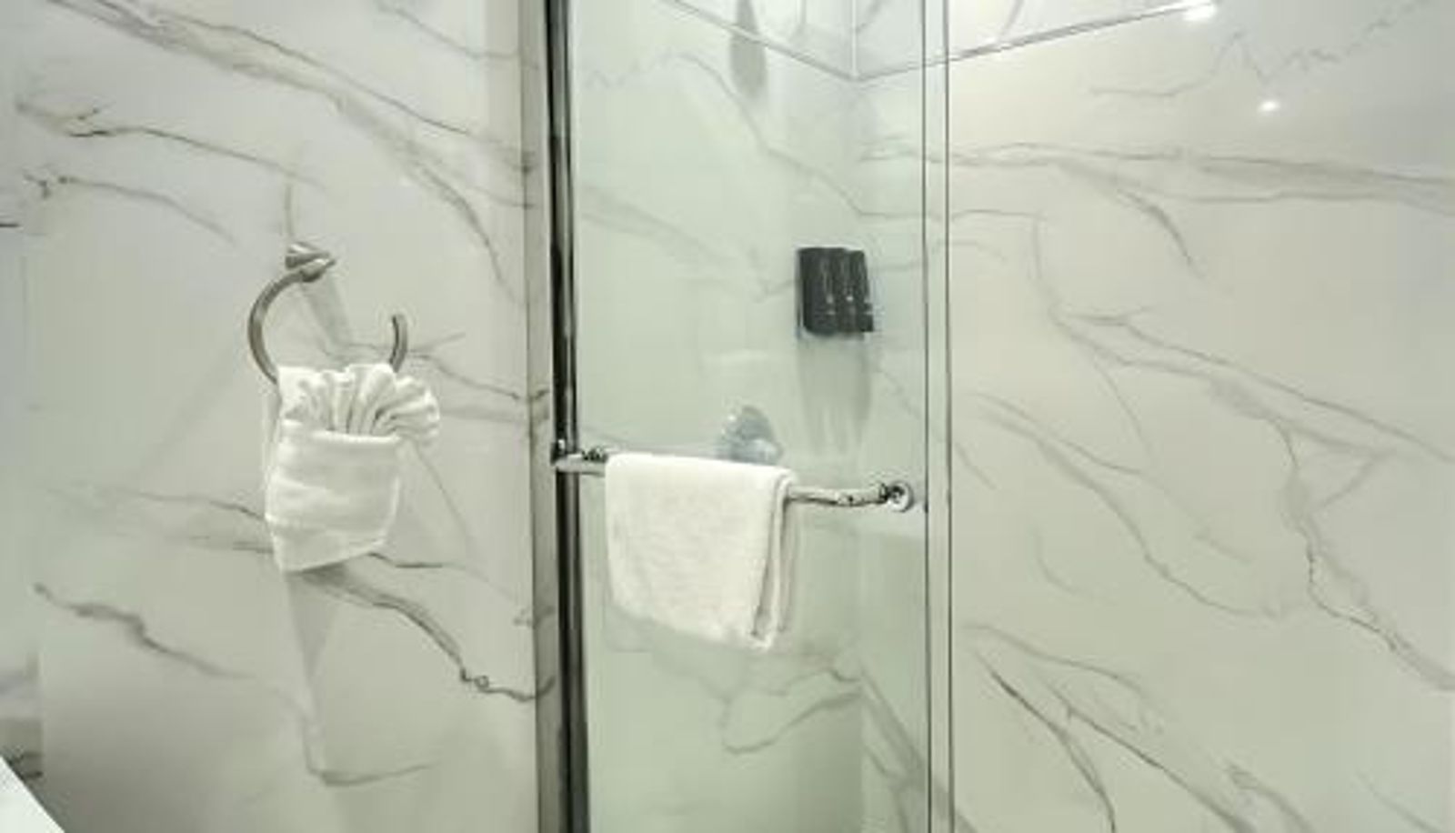 Badezimmer - Inn By the Bay Monterey