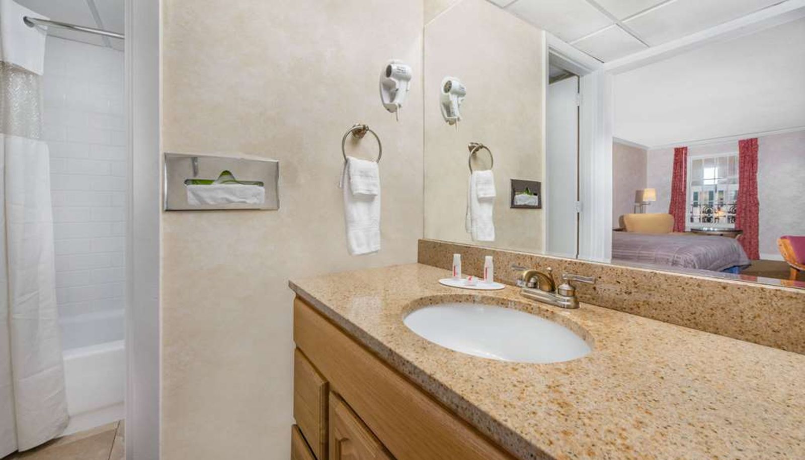 Room - Howard Johnson by Wyndham Burlington