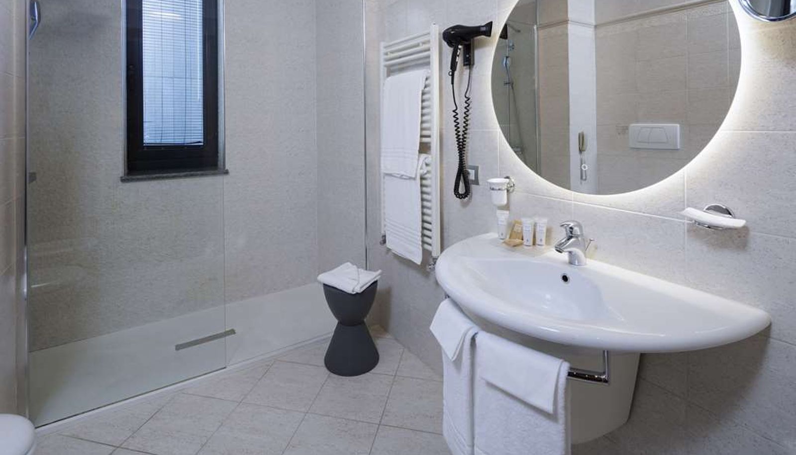 Camera - Best Western Plus Executive Hotel & Suites