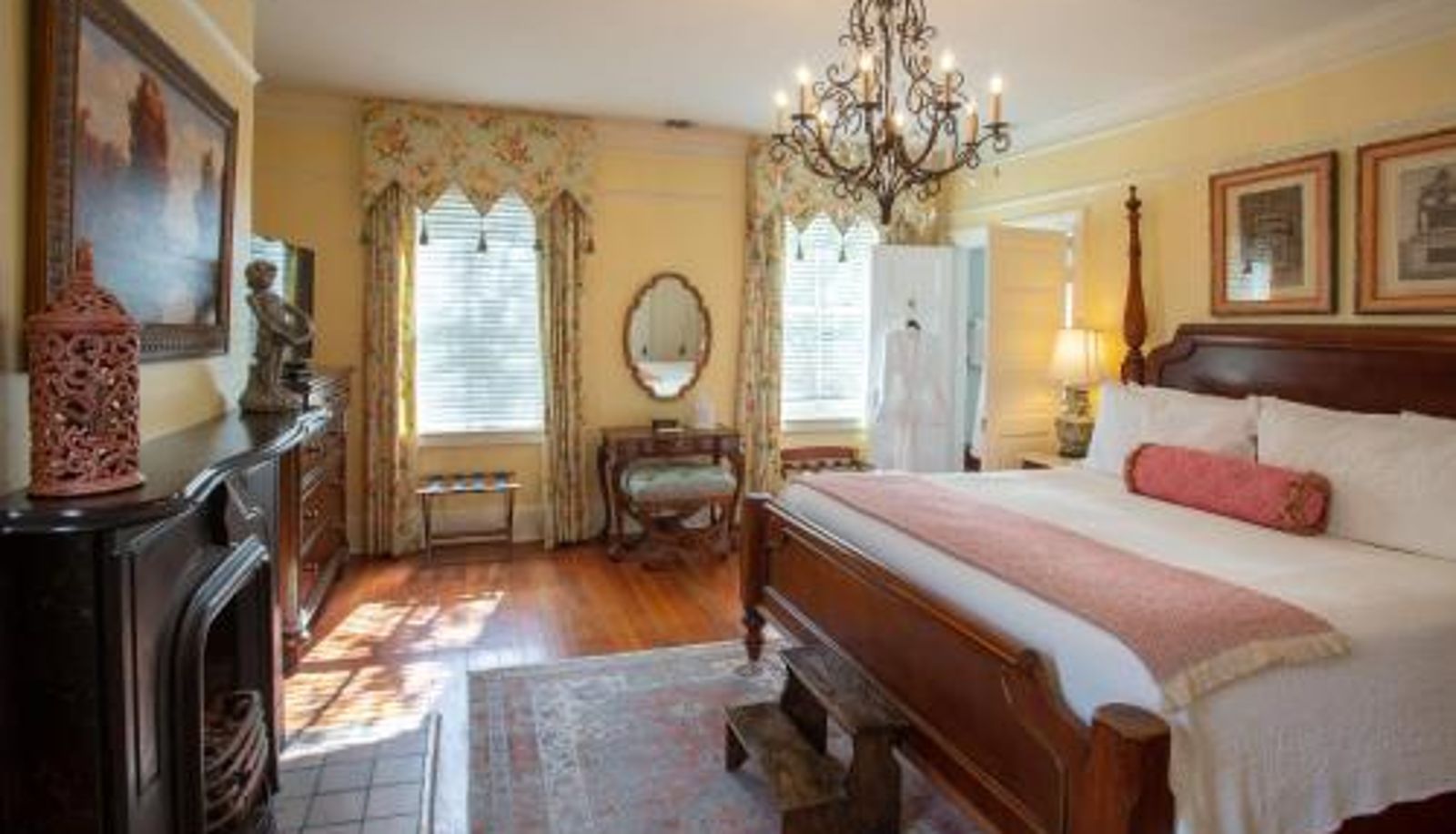 Camera - Historic Inns of Savannah Collection The Gastonian