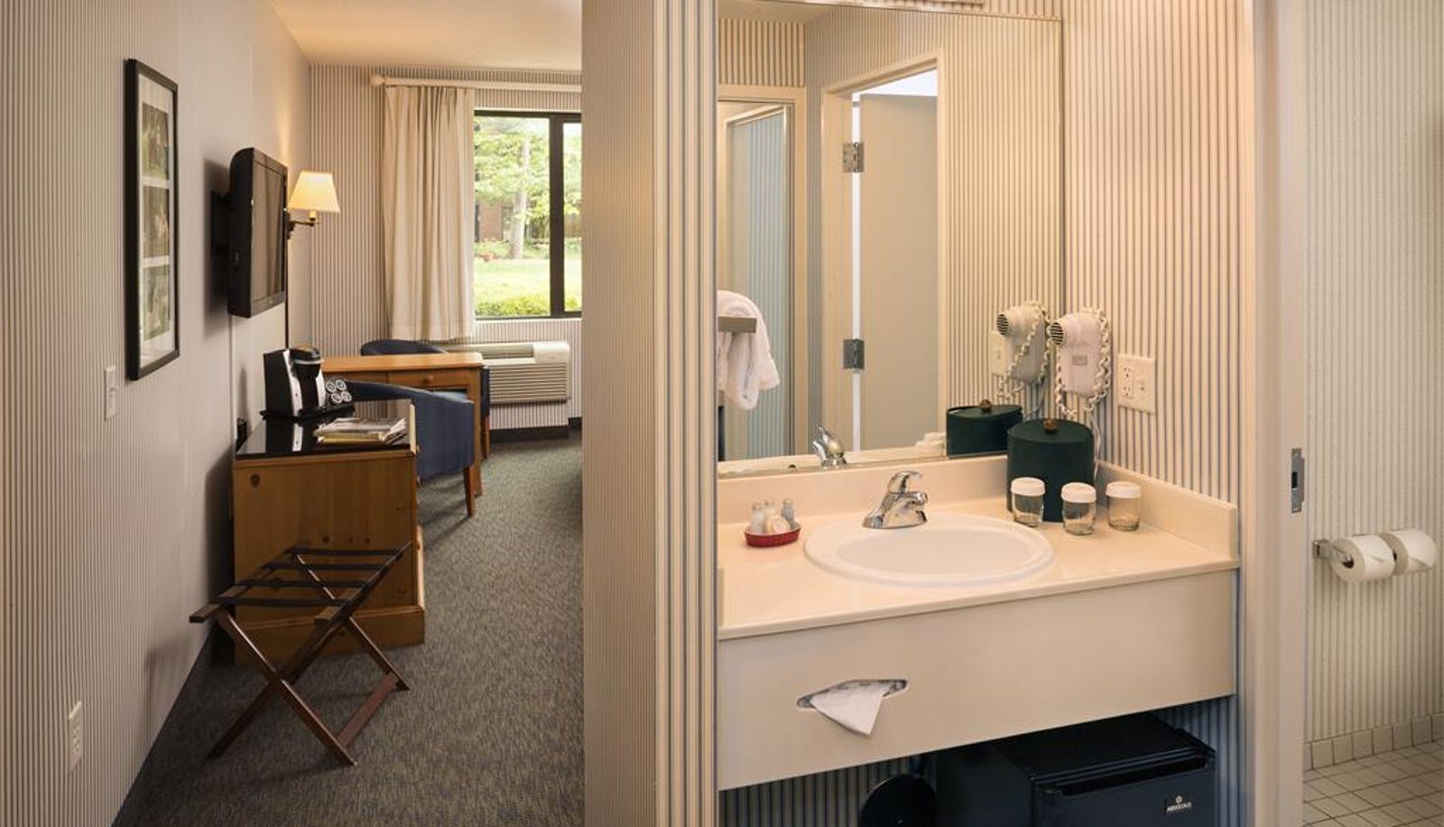 Info - Williamsburg Woodlands Hotel and Suites
