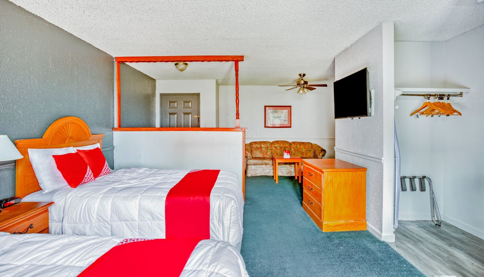 Room - OYO Townhouse Tulsa Woodland H