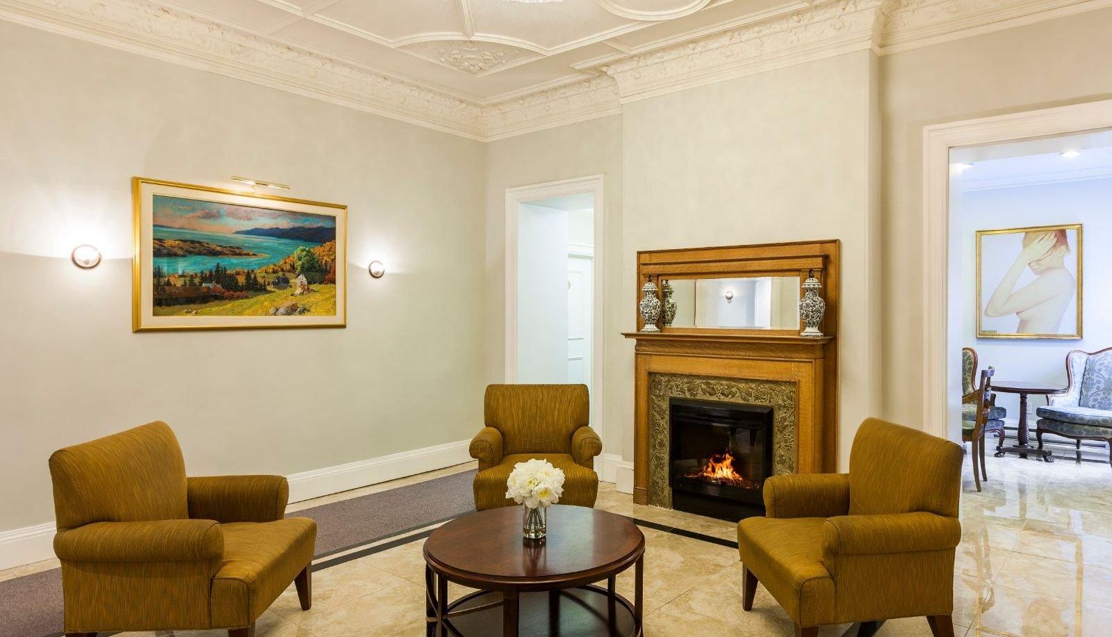 Hall - Le Dauphin Montreal Longueuil