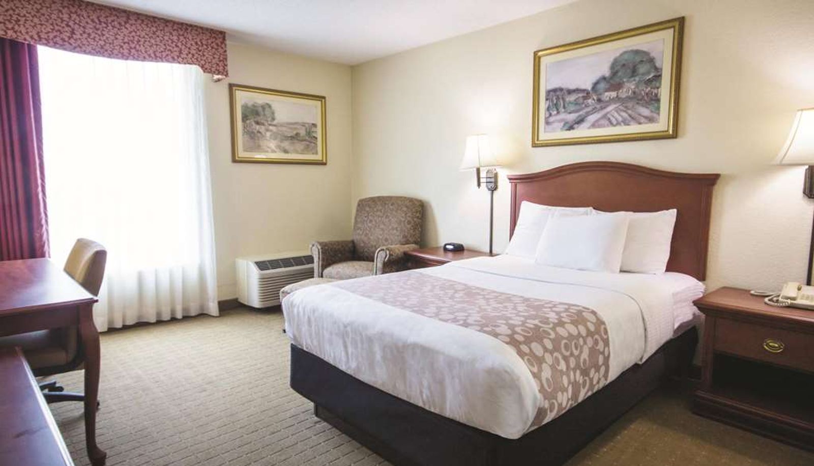 Room - La Quinta Inn & Suites by Wyndham Downtown Conference Center