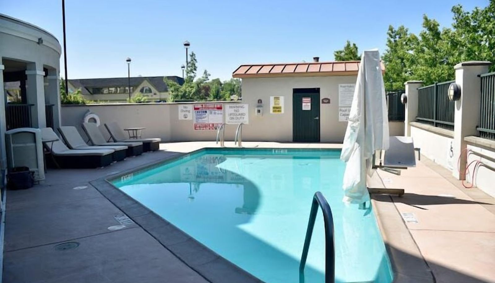 Pool - Holiday Inn Express WINDSOR SONOMA WINE COUNTRY by IHG